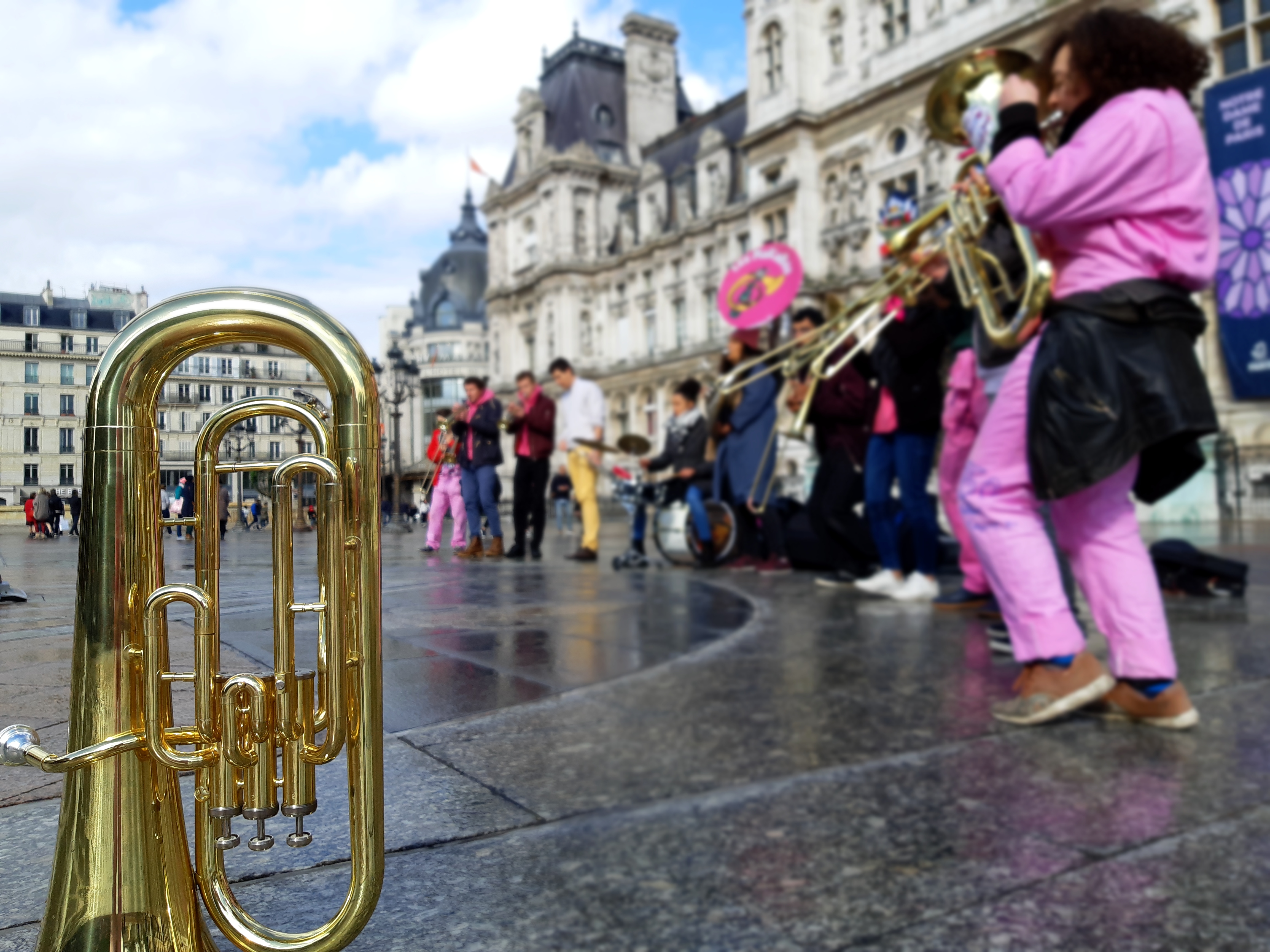 Un tuba seul à Paris